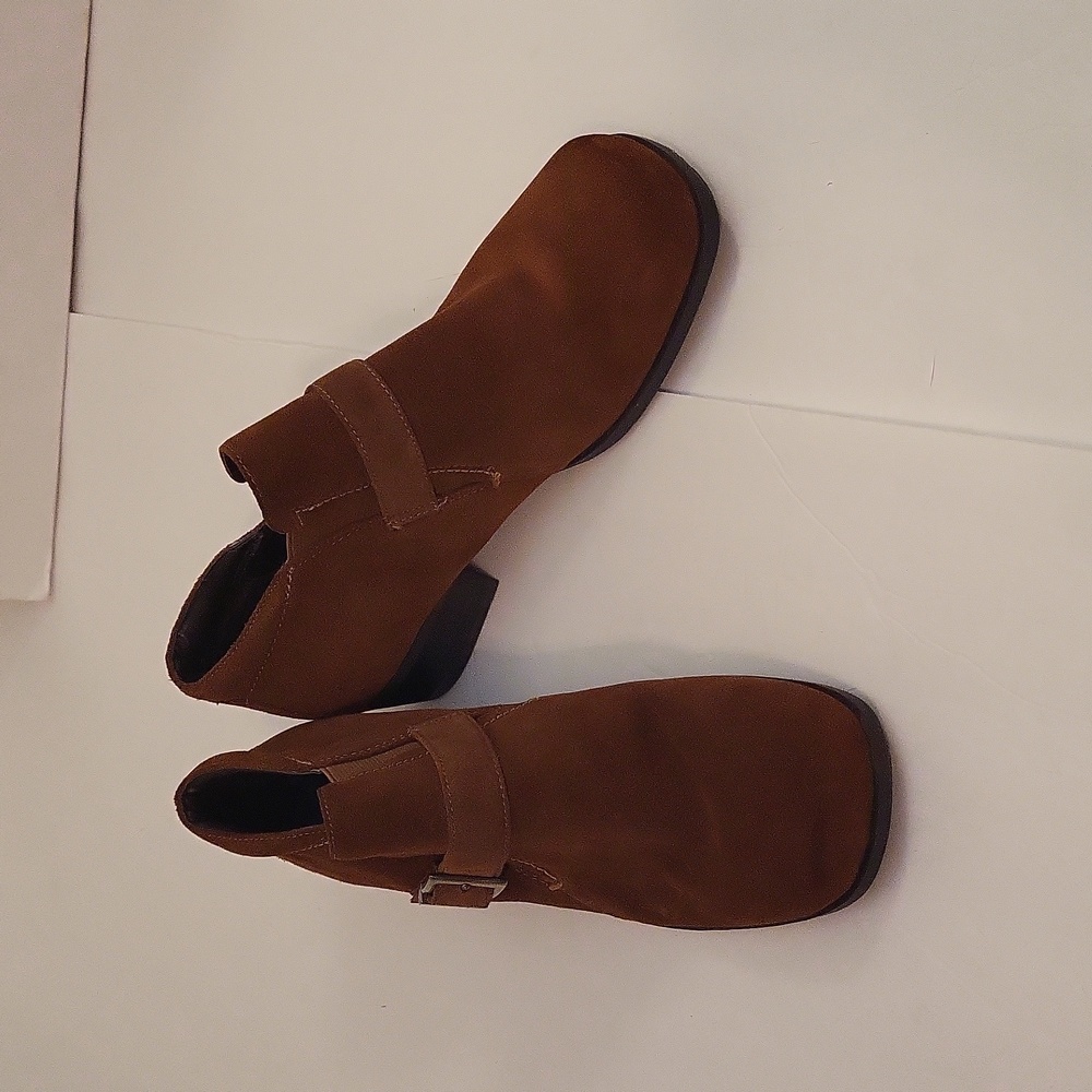 NWOB Markon Chestnut Brown Suede Heeled Boots, Size 8W